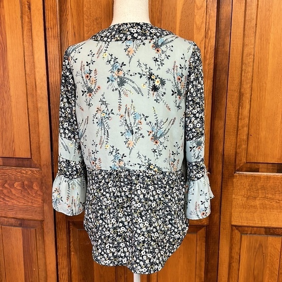 DR2 Floral Bell Sleeve Floral w/Ditsy Floral V-Neck Boho Blouse Small - Picture 2 of 12
